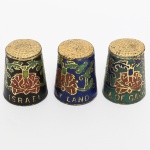 COLECIONISMO, três (3) dedais metálicos distintos, esmaltados em policromia, souvenires de Israel, vide foto.