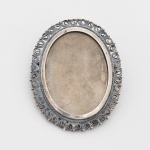 JOIA, um (1) broche/pingente oval, confeccionado em PRATA, contrastado 800 milésimos, borda filigranada, medindo 42 x 33 mm, peso 5,7 gr., sinais de uso, vide foto.