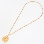 BIJUTERIA, uma (1) gargantilha confeccionada em metal dourado, fecho do tipo boia, medindo 41 cm comprimento, acompanha pingente no formato de sol com cravação de pedra abrilhantada, sinais de uso, vide foto.