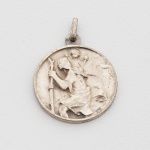 NUMISMÁTICA, uma (1) medalha em PRATA italiana, contrastada 800 milésimos, anverso representando São Cristóvão, reverso representando Papa Paulo VI, medindo 21 mm diâmetro mais olhal e argola, peso aproximado 5,3 gr., sinais de uso, vide foto.