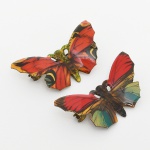 BIJUTERIAS, par (2) broches em metal com esmaltação policromada, representando borboletas, medindo 4,5 x 2,5 cm, sinais de uso, vide foto.
