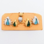 BIJUTERIAS, cinco (5) pins em metal prateado e dourado, representando gato e joaninhas, não aparentam uso, medindo em média 1 cm, possuem apliques, vide foto.