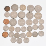 NUMISMÁTICA, USA, trinta e três (33) moedas, ainda correntes (câmbio), sendo: 9 de 25 cents; 19 de 10 cents; 2 de 5 cents e 3 de 1 cent, totalizando 4,28 dólares, datas variadas, vide foto.