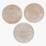 NUMISMÁTICA, Portugal, três (3) moedas comemorativas de 200 escudos, cunhadas em CuNi, sendo: Colombo e Portugal 1991; Presidência da Comunidade Europeia 1992 e Espingarda 1993, todas em excelente estado de conservação, vide foto.