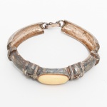 JOIA, uma (1) pulseira em PRATA, articulada, aplique em marfim, peso 25,4 gr., sinais de uso, vide foto.