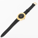 RELÓGIO, um de pulso, marca DOMI  Paris, caixa em metal dourado, medindo 37 x 45 mm, pulseira em couro, usado, não testado e sem garantia, vide foto.