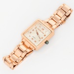 RELÓGIO, um (1) de pulso, marca MICHAEL KORS (Karl Anderson Jr.; 1959, Long Island, USA; estilista Norte Americano; estudou Fashion Design no Fashion Institute of Technology em New York; em 1981 fundou a marca Michael Kors, marca distribuída no Brasil pela Technos), mostrador com algarismos arábicos, caixa e pulseira em metal na tonalidade ouro avermelhada, movimento quartz, medindo 36 x 36 mm, usado, não testado e sem garantia, vide foto.