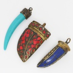BIJUTERIAS ORIENTAIS, três (3) pingentes com apliques confeccionados em materiais diversos, todos representando presas, medindo o maior 7,5 cm, sinais de uso, vide foto.
