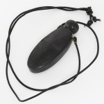 BIJUTERIA, um (1) frasco pingente, entalhado em chifre, tampa rosqueável, medindo 8,5 cm, cordoamento em couro, sinais de uso, vide foto.