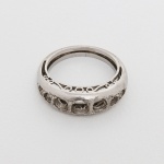 JOIA, um (1) anel em PLATINA, faltando as pedras, peso aproximado 5,1 gr., vide foto.