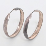 JOIAS, par (2) brincos de argolas, meia cana, para orelha furada, confeccionados em PRATA, medindo 5 cm diâmetro, peso total 11,7 gr., sinais de uso, vide foto.