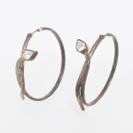 JOIAS, par (2) brincos representando serpente estilizada, confeccionados em PRATA, cravação em zircônio facetado, lapidação pera, medindo 4 cm diâmetro, peso total 10,8 gr., sinais de uso, vide foto.