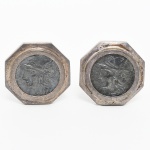JOIAS, par (2) brincos de pressão, com imitações de moedas greco/romanas, monture octogonal em PRATA, medindo 22 x 22 mm, peso total aproximado 12,5 gr., sinais de uso, vide foto.