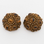 JOIA, par (2) brincos de pressão, confeccionados em PRATA dourada, trabalho em filigrana, cravações em cabochões de olho de tigre, medindo 22 mm diâmetro, peso 13,8 gr.