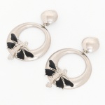 BIJUTERIAS, par (2) brincos de pressão, representando mulher alada, confeccionados em aço com esmaltação, padrão Art Nouveau, medindo 8 cm, sinais de uso, vide foto.