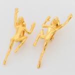 BIJUTERIAS, par (2) brincos figurativos de pressão, confeccionados em metal dourado, medindo 5,5 cm, sinais de uso, vide foto.