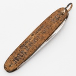 CUTELARIA, um (1) canivete com duas lâminas em aço inox, marca MAEL, propaganda da Serviços Aéreos Cruzeiro do Sul, corpo em bronze, medindo fechado 8,5 cm, sinais de uso, vide foto.