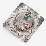 JOIA, um (1) broche confeccionado em PRATA, vazado, representando pássaro, contrastado 925 milésimos, origem Cuzco, medindo 37 x 32 mm, peso 6,5 gr., sinais de uso, vide foto.