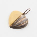 JOIA, um (1) pingente no formato de coração, confeccionado em PRATA, aplique em marfim, medindo 2,2 cm mais olhal e argola, peso 4,8 gr., sinais de uso, vide foto.