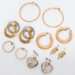 BIJUTERIA, seis (6) pares de brincos diversos, confeccionados em metal dourado e prateado, modelos variados, todos com sinais de uso, vide foto.