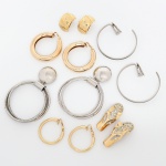 BIJUTERIA, seis (6) pares de brincos diversos, confeccionados em metal dourado e prateado, modelos variados, todos com sinais de uso, vide foto.