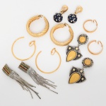 BIJUTERIA, seis (6) pares de brincos diversos, confeccionados em metal dourado e prateado, modelos variados, todos com sinais de uso, vide foto.