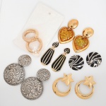 BIJUTERIA, seis (6) pares de brincos diversos, confeccionados em metal dourado e prateado, modelos variados, todos com sinais de uso, vide foto.