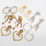 BIJUTERIA, seis (6) pares de brincos diversos, confeccionados em metal dourado e prateado, modelos variados, todos com sinais de uso, vide foto.