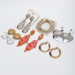 BIJUTERIA, seis (6) pares de brincos diversos, confeccionados em metal dourado e prateado, modelos variados, todos com sinais de uso, vide foto.