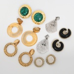 BIJUTERIA, seis (6) pares de brincos diversos, confeccionados em metal dourado e prateado, modelos variados, todos com sinais de uso, vide foto.