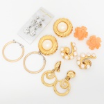 BIJUTERIA, seis (6) pares de brincos diversos, confeccionados em metal dourado e prateado, modelos variados, todos com sinais de uso, vide foto.