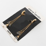 BIJUTERIA DE DESIGN, par (2) brincos de pressão marcado PIERRE CARDIN (Pietro Costante Cardin, 1922 a 2020, nascido no vilarejo de SantAndrea di Barbarana, Vêneto, Itália; em 1924 seus pais imigraram para a França; em 1936 começa seu aprendizado com um alfaiate em Saint-Étienne e no Atelier de Manby em Vichy; em 1945 mudou-se para Paris, onde estudou arquitetura e trabalhou para Madame Paquin e Elza Schiaparelli, até se tornar Chefe de Atelier de Christion Dior; em 1947 não foi aceito na Casa de Moda Balenciaga; em 1950 fundou sua própria Casa começando com Alta Costura; em 1959 foi expulso da Chambre Syndicale de La Haute Couture por lançar uma coleção Prêt-à-porter para loja de departamentos, mas logo depois foi reintegrado; em 1966 renunciou ao seu lugar na Chambre Syndicale e passou a exibir sua coleção em lugar próprio o Espace Cardin, outrora Théâtre des Ambassadeurs, aberto em 1971 em Paris; em 1992 passou a integrar a Academia Francesa de Belas Artes, sendo o primeiro estilista a integrá-la), confeccionados em metal, sem uso, medindo 9,5 cm, vide foto.