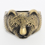 BIJUTERIA, um (1) bracelete em metal representando leopardo, medida interna 6 x 5 cm, sinais de uso, vide foto.