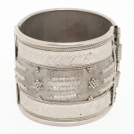 BIJUTERIA, um (1) bracelete oriental em metal prateado, medindo 6 cm, sinais de uso, vide foto.