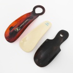 DIVERSOS, três (3) calçadeiras distintas: 1 entalhada em chifre; 1 propaganda do Lincoln Hotels, imitando tortoise; 1 propaganda da VARIG, tonalidade marfim, todas com sinais de uso, vide foto.