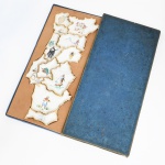 PORCELANA PORTUGUESA, conjunto com onze (11) covilhetes formando o mapa de Portugal, ornamentação iconográfica e policromada, detalhes a ouro, manufatura ARTIBUS, acondicionados na caixa, não aparentam terem sido usados, souvenir de Portugal, vide foto.