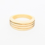 JOIA, um (1) anel confeccionado em marfim, apliques de filetes em metal dourado ou ouro baixo, traz placa interna 11K, tamanho 16, sinais de uso, vide foto.