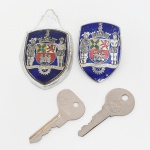 COLECIONISMO, quatro (4) antigos itens memorábilia da VOLKSWAGEN: 1 placa do caput e 1 do volante, ambos com emblema esmaltado; 1 chave de ignição e 1 chave do tanque de combustível, vide foto.