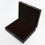DIVERSOS, uma (1) caixa expositora para anéis e alianças, interior com forração aveludada na tonalidade marrom, medindo 16 x 13 x 4,5 cm, sinais de uso, vide foto.