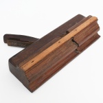 FERRAMENTA, uma (1) antiga plaina desempenadeira para moldura, confeccionada em madeira, medindo 20,5 cm comprimento, sinais de uso, vide foto.