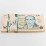 NUMISMÁTICA, Brasil, República, um (1) maço da cédula de 500 cruzados, série 7070, numero 055599 ao 055501, micro chancelas: L. C. Bresser Pereira/ Fernando M. Oliveira, ainda com lacre do Banco Central, não circuladas, algumas com manchas, vide foto.