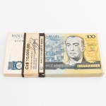 NUMISMÁTICA, Brasil, República, um (1) maço da cédula de 100 cruzados, série 1479, numero 016193 ao 0161102, micro chancelas: Dilson Funaro/Francisco Gross, ainda com lacre do Banco Central, não circuladas, algumas com manchas, vide foto.