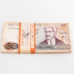 NUMISMÁTICA, Brasil, República, um (1) maço da cédula de 50 cruzados, série 1062, numero 061000 ao 060901, micro chancelas: L. C. Bresser Pereira/ Fernando M. Oliveira, ainda com lacre do Banco Central, não circuladas, algumas com manchas, vide foto.