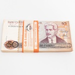 NUMISMÁTICA, Brasil, República, um (1) maço da cédula de 50 cruzados, série 1062, numero 072796 ao 072701, micro chancelas: L. C. Bresser Pereira/ Fernando M. Oliveira, ainda com lacre do Banco Central, não circuladas, algumas com manchas, vide foto.