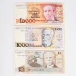 NUMISMÁTICA, Brasil, República, aproximadamente sessenta (+/-60) cédulas, sendo: 20 de 10 cruzados, micro chancela: L. C. Bresser Pereira/ Fernando M. Oliveira; 30 cédulas com carimbo de 1 cruzado novo sobre cédula de 1000 cruzados, micro chancela:  Mailson F. Nóbrega/Elmo Calmões; 10 cédulas com carimbo de 10 cruzados novos sobre cédula de dez mil cruzados,  micro chancela:  Mailson F. Nóbrega/Elmo Calmões, SOB/FE, algumas com manchas, vide foto.