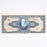 NUMISMÁTICA, Brasil, República, uma (1) cédula de 100 cruzeiros, autografada manualmente (As cédulas brasileiras desde o padrão mil reis, com algumas exceções, até o início do padrão Cruzeiro, eram assinadas uma a uma por funcionários da Caixa de Amortização, este procedimento foi abolido no ano de 1953), impressa pela ABN (American Bank Note), emitida em 1943, serie 142, S/FE, sinais de manchas, vide foto.