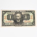 NUMISMÁTICA, Brasil, República, uma (1) cédula de 1 cruzeiro (emitida pelo Banco do Brasil em 1923, circulou com o padrão mil reis até 1942, por haver uma quantidade ainda em estoque o Governo em 1944 colocou em circulação mesmo sem carimbo valendo 1 cruzeiro, as séries 279 até 500), série 392, SOB, 1 estampa, Banco do Brasil, sinais de manchas, vide foto.Inicial R$ 10,00