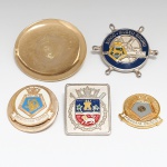 MILITARIA, quatro (4) broches metálicos com brasões de armas variados, esmaltados, sinais de uso, vide foto.