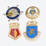 MILITARIA, quatro (4) broches metálicos com brasões de armas variados, esmaltados, sinais de uso, vide foto.