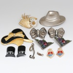 COLECIONISMO, doze (12) broches variados, sinais de uso, vide foto.